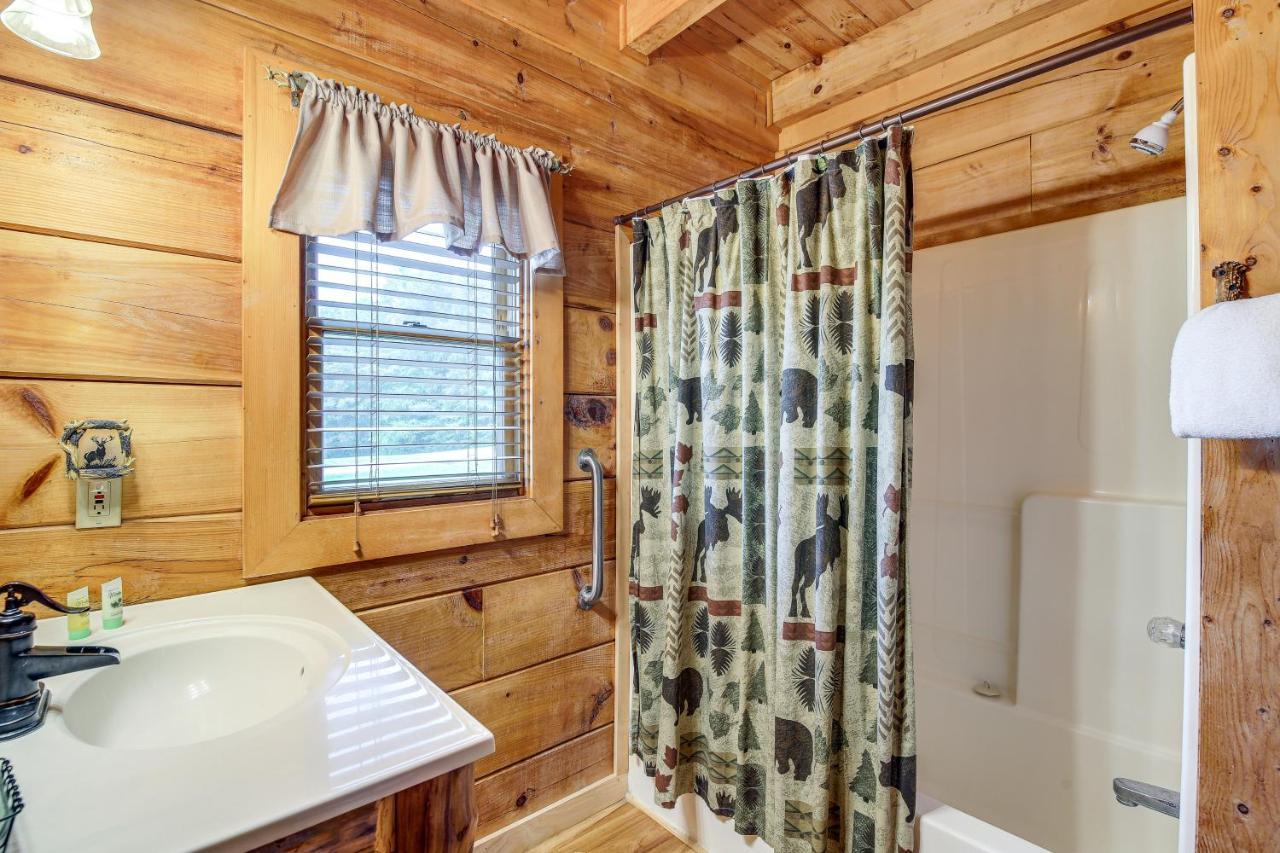 Sevierville Cabin With Wraparound Deck And Lake Access Luaran gambar