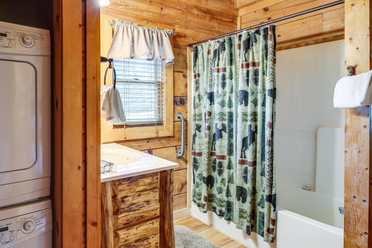 Sevierville Cabin With Wraparound Deck And Lake Access Luaran gambar